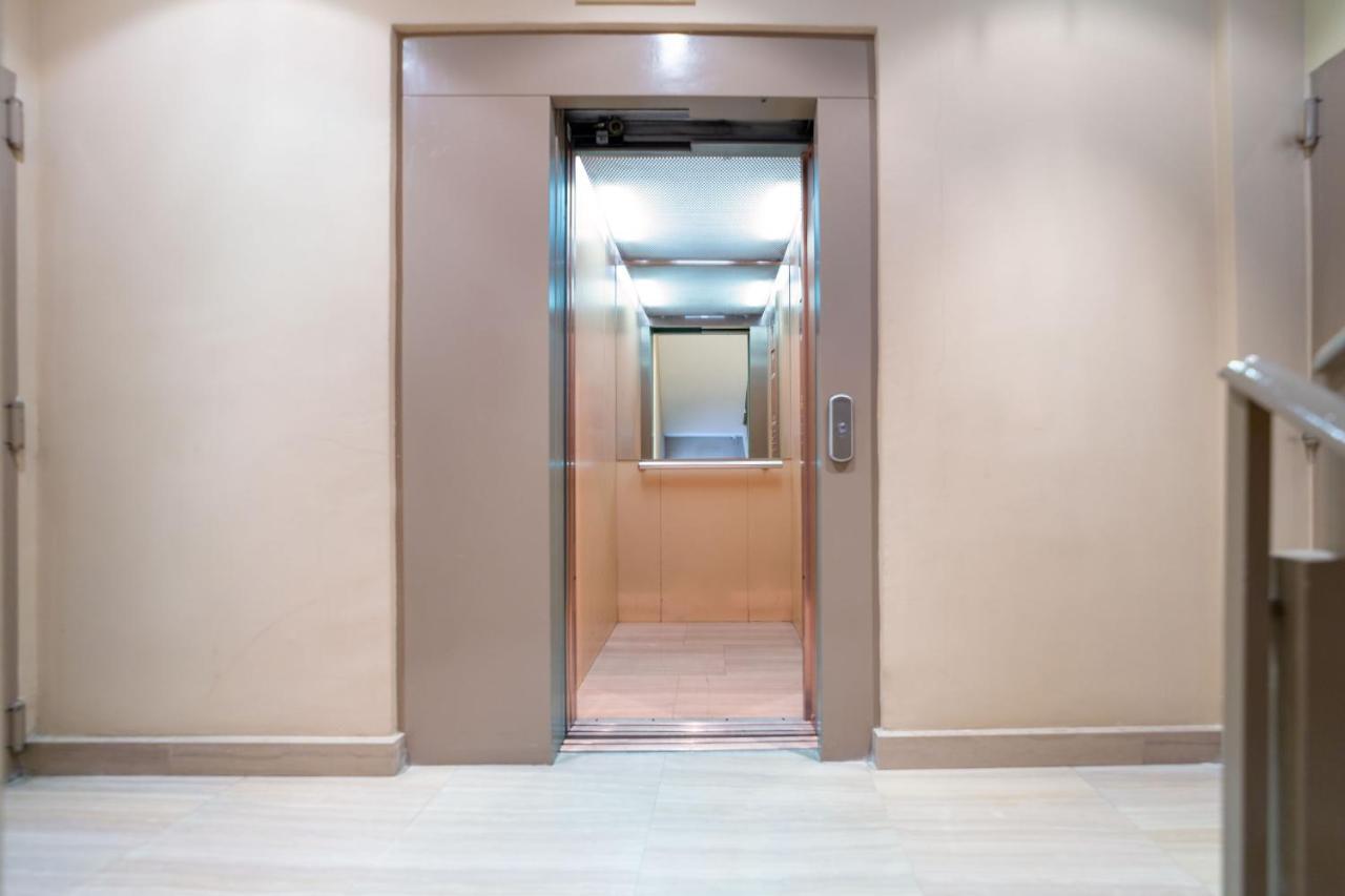 Apartamentos Gran Via Madrid Luaran gambar